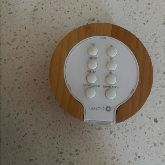 Young Living ARIA Ultrasonic Diffuser Remote LED Lights Spa Music Maple Base - Picture 4 of 4